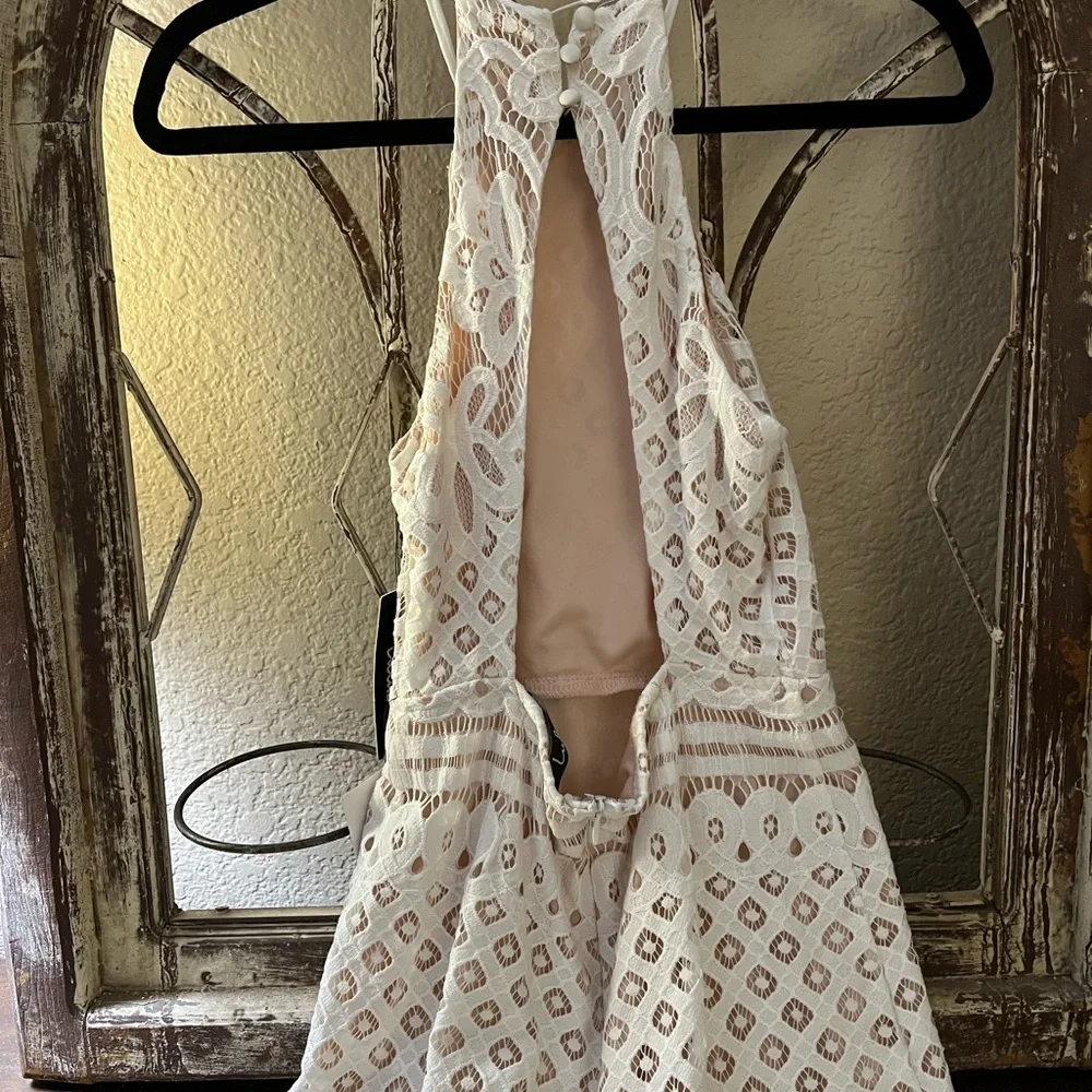 Lulus. Lace Dress Size XS Taupe underneath and Ivory Lace - Picture 3 of 13